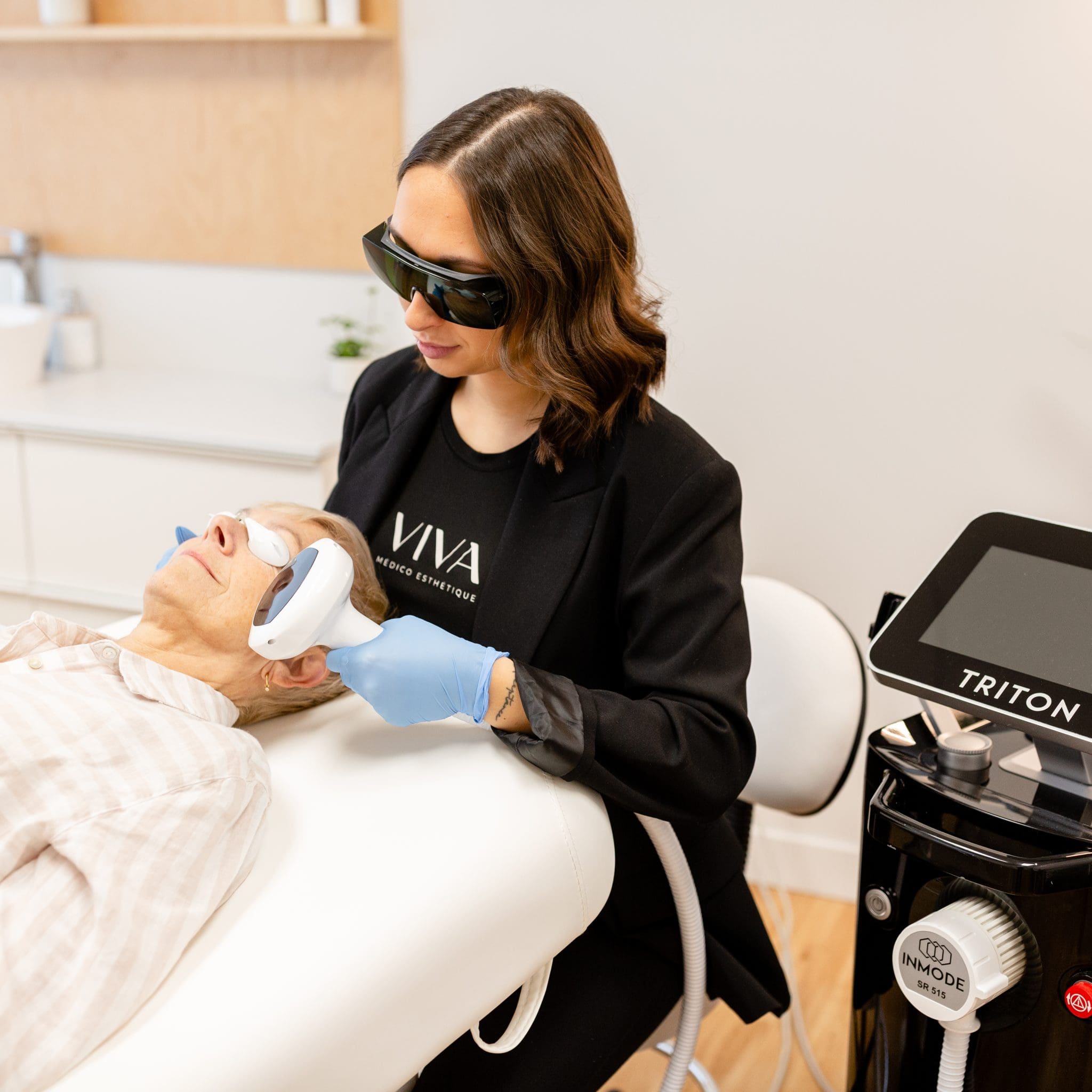 Esthéticienne en action sur le visage d'une patiente