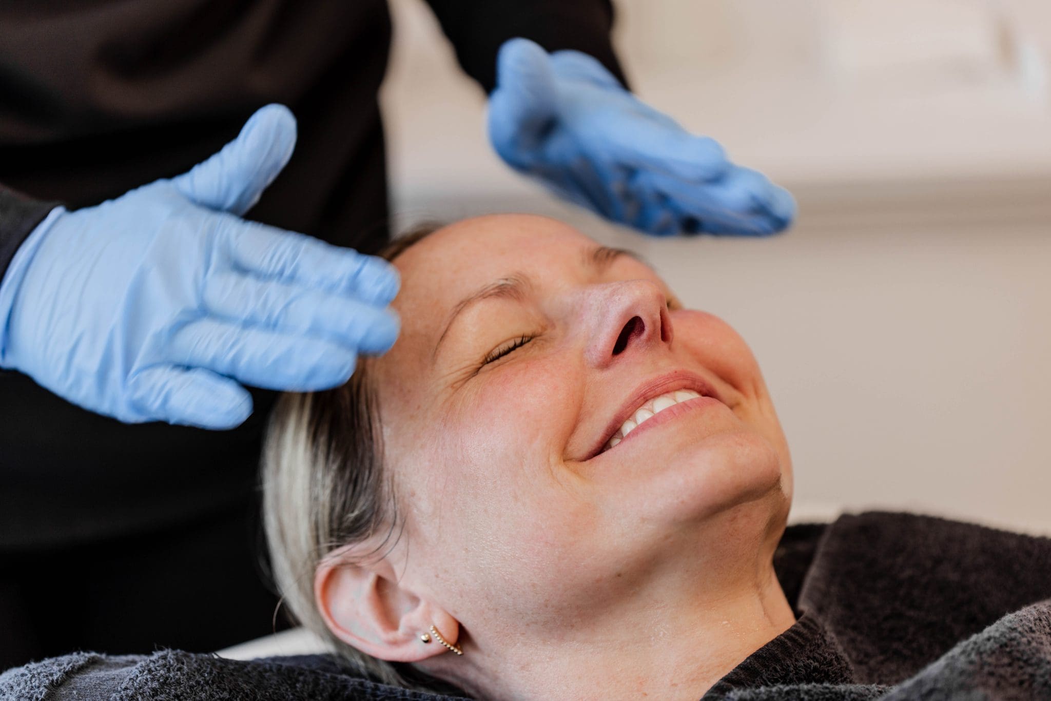 Femme recevant un traitement pour le visage